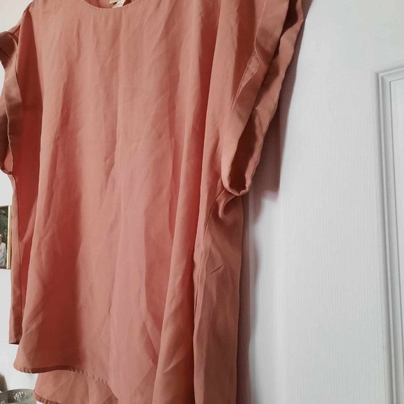 Forever 21 silky salmon blouse - Picture 4 of 4
